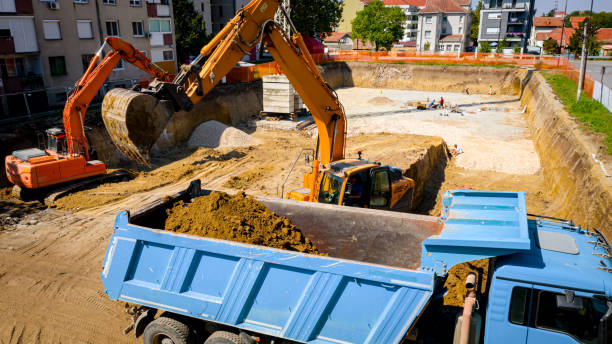 Excavatrice chargeant un camion avec des matériaux